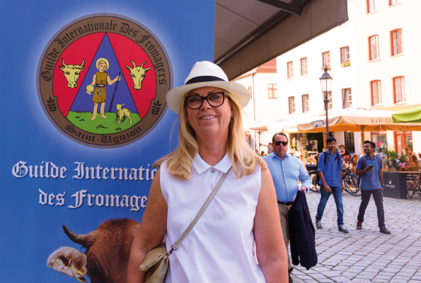 Ulrike Baumann vor Guilde des Fromagers Fahne