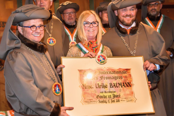 Ulrike Baumann Inthronisation zum Guilde Internationale des Fromagers Mitglied